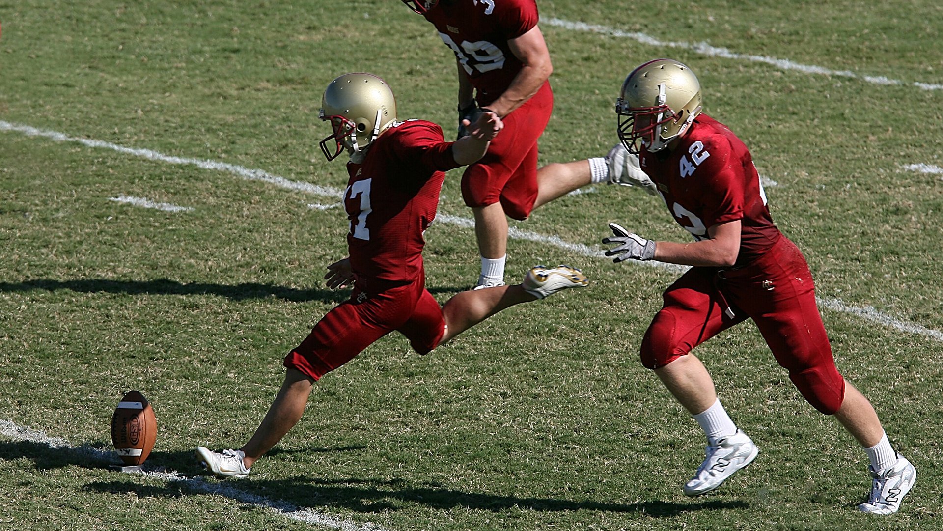 关键抢断和封盖:刘强盖帽封堵对手突破,助力取胜!